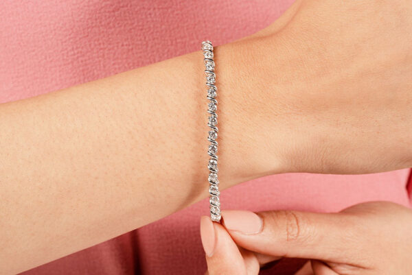 Wavy Hood Link Diamond Tennis Bracelet